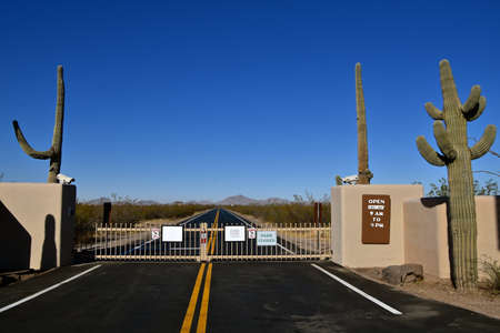 CASA GRANDE, ARIZONA, February 28, 2021: Tsign signifies the entrance to the Casa Grande Ruins National Monument in Arizonaのeditorial素材