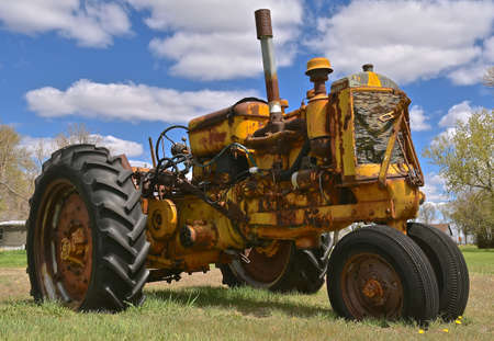 HAVANA, NORTH DAKOTA, May 8, 2021: The old tractor is a Minneapolis Moline, a large tractor and farm and industrial machinery producer based in Hopkins, Minnesota.のeditorial素材