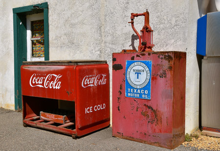JANESVILLE, MINNESOTA, June 10, 2021:The old Coca Cola bottling machine advertises the soft drink invented by John Pemberton in the late 1800`s is headquartered in Atlanta, GAのeditorial素材