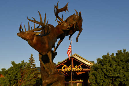 OWATONNA MINNESOTA: A June 10, 2021: The elk statue represents Cabelas, a subsidiary of the Bass Pro Shop and founded in 1961 by Richard N. Cabela iのeditorial素材