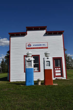 MANFRED, NORTH DAKOTA, September 6, 2021:  The building and gas pumps represents Standard Oil Co. Inc, an American oil producing, transporting, refining, marketing company, established in 1870 by Johnのeditorial素材