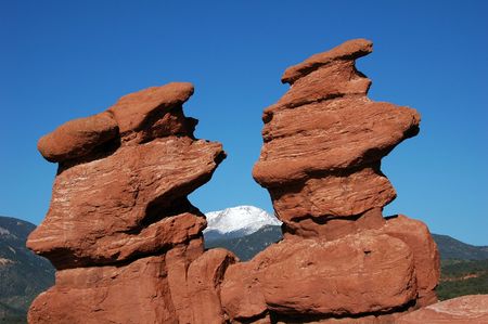 Siamese Twins rock formation naturally framing Pike's Peak in the Garden of the Gods, Colorado Springs, COの写真素材