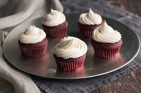 Silver platter of red velvet cupcakes with piped buttercreamの写真素材