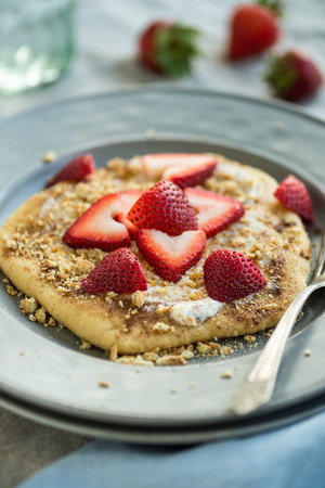 Gluten free pancake with fresh strawberries  cinnamon crumble toppingの写真素材
