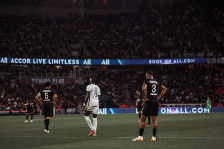 PSG players on the lawn of the Parc des Princesのeditorial素材