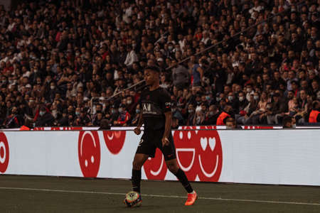 PSG players on the lawn of the Parc des Princesのeditorial素材