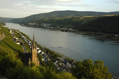 Lorchhausen with river rhine のeditorial素材