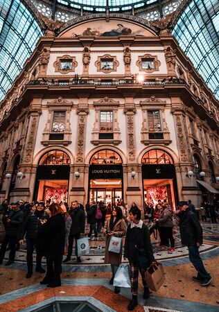 Galleria Vittorio Emanuele II, Christmas shoppingのeditorial素材