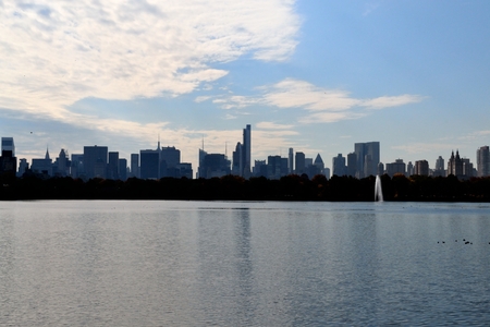 Picture from the north of Central Park\'s reservoir pointing southの写真素材