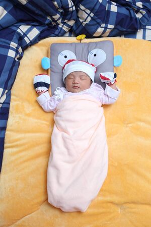 Baby on bedの素材