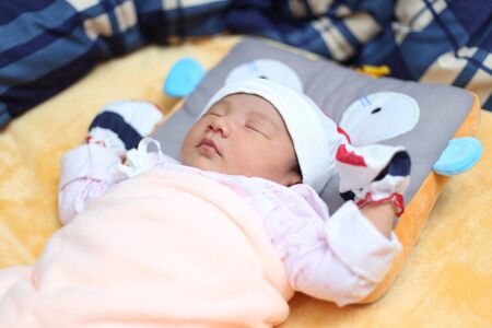 Baby on bedの素材