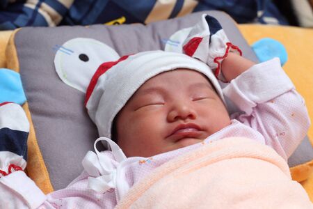 Baby on bedの素材