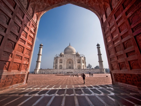 The Taj Mahal seen from the Mosque west of the mausoleum in Agra, India のeditorial素材