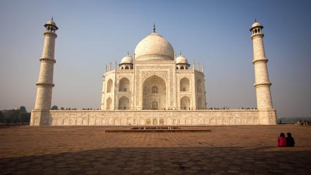 Couple Sitting in Front of the Taj Mahal, Agra, India の写真素材