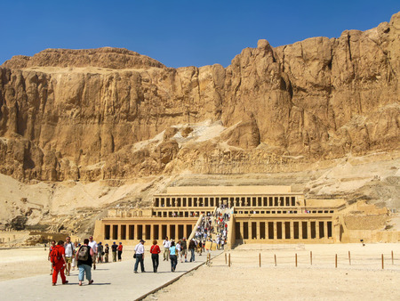Tourists at the Great Temple of Hatshepsut, Valley of the Kings, Luxor, Egyptのeditorial素材