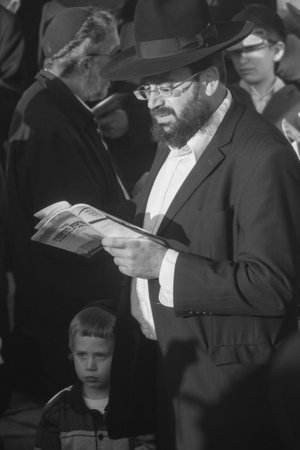 HAIFA, ISRAEL - APRIL 8  Prayers make sun blessing  Birkat Hachama  at sunrise, April 8, 2009 in Haifa, Israel  This Jewish tradition is performed once in 28 yearsのeditorial素材