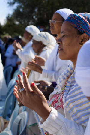 JERUSALEM - NOV 20, 2014: Ethiopian Jewish women pray at the Sigd, in Jerusalem, Israel. The Sigd is an annual holiday of the Ethiopian Jewsのeditorial素材