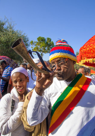 JERUSALEM - NOV 20, 2014: A Kes, religious leader of the Ethiopian Jews, plays a shofar to mark the end of the Sigd prays, in Jerusalem, Israel. The Sigd is an annual holiday of the Ethiopian Jewsのeditorial素材