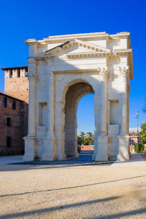 The Roman archway dei Gavi in Piazzetta Castelvecchio. Verona, Veneto, Italyの写真素材