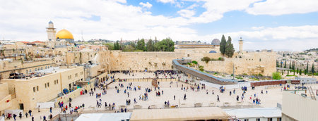 JERUSALEM, ISRAEL - APRIL 10, 2015: The Western Wall crowded with Passover prayers, and Al-Aqsa mosque and the Dome of the Rock in the background, in the old city of Jerusalem, Israelのeditorial素材