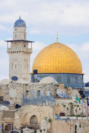 JERUSALEM, ISRAEL - APR 10, 2015: The Dome of the Rock, on the temple mount, in the old city of Jerusalem, Israelのeditorial素材