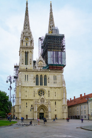 ZAGREB, CROATIA - JUNE 24, 2015: Scene of the cathedral, with locals and tourists, in Zagreb, Croatiaのeditorial素材