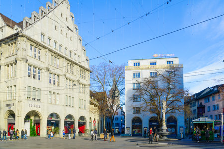 ZURICH, SWITZERLAND - DECEMBER 27, 2015: Scene of the Paradeplatz Parade square, with locals and visitors, in Zurich, Switzerlandのeditorial素材