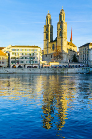 ZURICH, SWITZERLAND - DECEMBER 25, 2015: View of the Old Town Altstadt and the Limmat River, with the Grossmunster great minster Church, locals and visitors. In Zurich, Switzerlandのeditorial素材