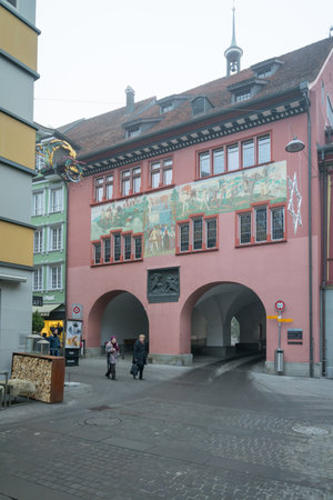 APPENZELL, SWITZERLAND - DECEMBER 30, 2015: Painted houses, with locals and visitors, in Appenzell, Switzerlandのeditorial素材