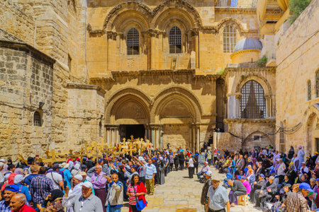 JERUSALEM, ISRAEL - APRIL 29, 2016: An Orthodox Good Friday scene in the yard of the church of the Holy Sepulcher, with pilgrims queuing at the entrance. The old city of Jerusalem, Israelのeditorial素材