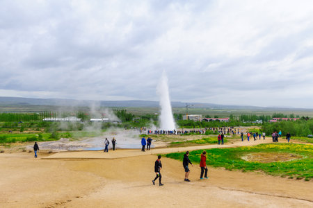 GEYSIR, ICELAND - JUNE 11, 2016: Tourists watching an eruption of the Strokkur geyser, in Geysir, Icelandのeditorial素材