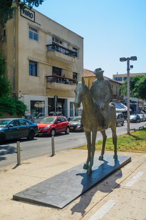 TEL-AVIV, ISRAEL - AUGUST 31, 2016: Street scene of the Rothschild Boulevard, with Meir Dizengoff (the first mayor) Statue, local businesses, locals and visitors. In Tel-Aviv, Israelのeditorial素材