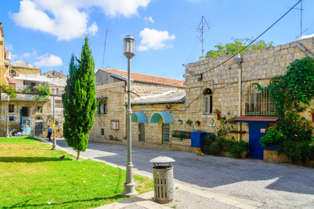 JERUSALEM, ISRAEL - SEPTEMBER 23, 2016: View of an inner yard, with locals, in the historic Nachlaot district, Jerusalem, Israelのeditorial素材