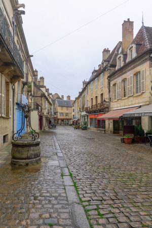 SEMUR-EN-AUXOIS, FRANCE - OCTOBER 13, 2016: Street scene in the medieval core of the town, in Semur-en-Auxois, Burgundy, Franceのeditorial素材