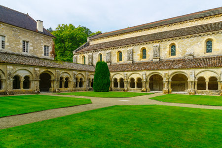 MONTBARD, FRANCE - OCTOBER 13, 2016: The Abbey of Fontenay cloister, in Burgundy, Franceのeditorial素材
