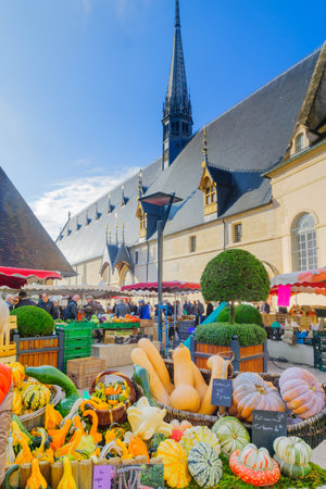 BEAUNE, FRANCE - OCTOBER 15, 2016: Market scene with various product, sellers and shoppers, in Beaune, Burgundy, Franceのeditorial素材