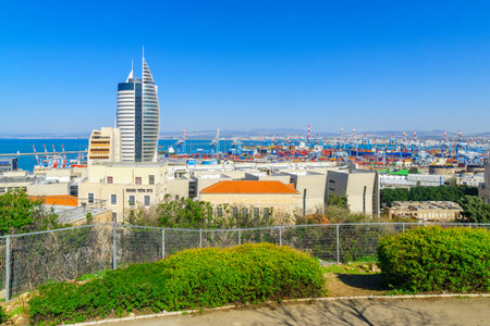 HAIFA, ISRAEL - FEBRUARY 20, 2017: Urban view of the downtown and the harbor, in Haifa, Israelのeditorial素材