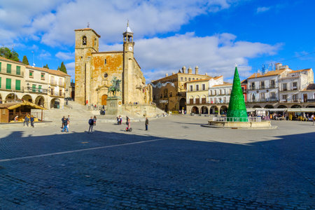 TRUJILLO, SPAIN - DECEMBER 30, 2017: Scene of Plaza Mayor, with San Martin church, a Christmas tree, locals and visitors, in Trujillo, Extremadura, Spainのeditorial素材