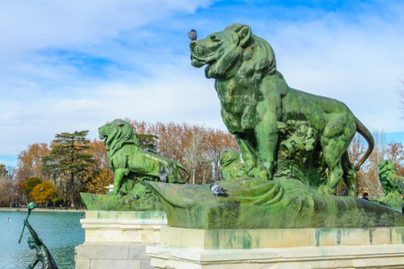 MADRID, SPAIN - JANUARY 1, 2018: View of the Monument to Alfonso XII, with locals and visitors, in the Buen Retiro Park, Madrid, Spainのeditorial素材