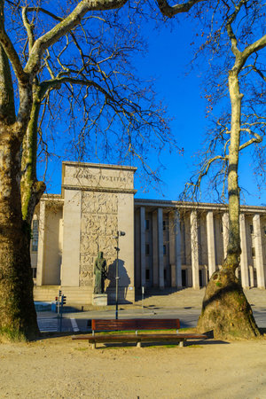 PORTO, PORTUGAL - DECEMBER 24, 2017: View of the courthouse building, in Porto, Portugalのeditorial素材