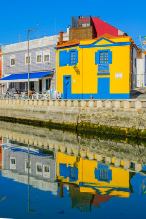 AVEIRO, PORTUGAL - DECEMBER 23, 2017: View of canals, boats, colorful houses, local businesses, locals and visitors, in Aveiro, Portugalのeditorial素材