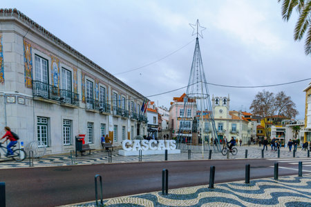 CASCAIS, PORTUGAL - DECEMBER 28, 2017: View of the town center, with locals and visitors, in Cascais, Portugalのeditorial素材