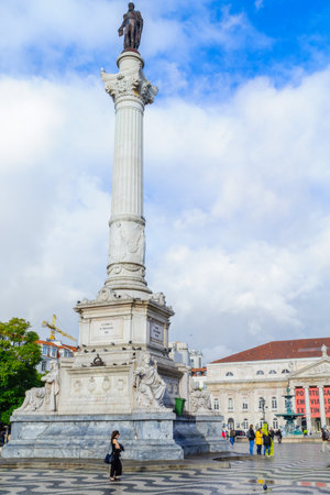 LISBON, PORTUGAL - DECEMBER 29, 2017: View of the Column of Pedro IV in the Rossio square, with locals and visitors, in Lisbon, Portugalのeditorial素材