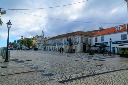 CASCAIS, PORTUGAL - DECEMBER 28, 2017: View of a square in the town center, with locals and visitors, in Cascais, Portugalのeditorial素材