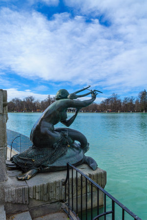 MADRID, SPAIN - JANUARY 1, 2018: View of the Monument to Alfonso XII, with locals and visitors, in the Buen Retiro Park, Madrid, Spainのeditorial素材