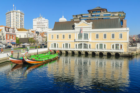 AVEIRO, PORTUGAL - DECEMBER 23, 2017: View of canals, boats, old buildings, local businesses, locals and visitors, in Aveiro, Portugalのeditorial素材