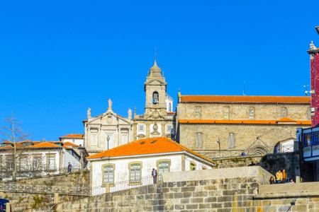PORTO, PORTUGAL - DECEMBER 24, 2017: View of the Monument Church of St Francis, with locals and visitors, in Porto, Portugalのeditorial素材