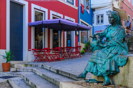 COIMBRA, PORTUGAL - DECEMBER 23, 2017: Old city street with locals and visitors, in Coimbra, Portugalのeditorial素材