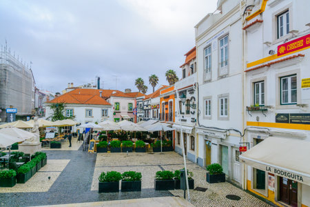 CASCAIS, PORTUGAL - DECEMBER 28, 2017: View of a square in the town center, with locals and visitors, in Cascais, Portugalのeditorial素材