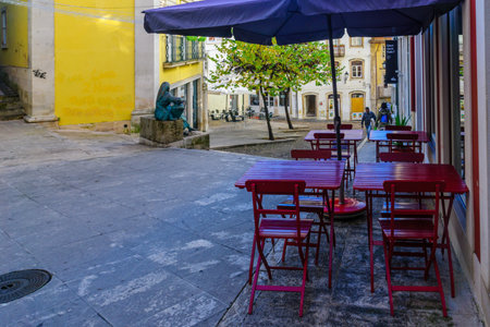 COIMBRA, PORTUGAL - DECEMBER 23, 2017: Old city street with locals and visitors, in Coimbra, Portugalのeditorial素材